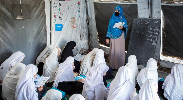 من الأرشيف: معلمة تخاطب مجموعة من الفتيات في إقليم ننجرهار بأفغانستان